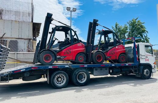 Dos grúas horquilla todo terreno Linde sobre la rampla, en obra