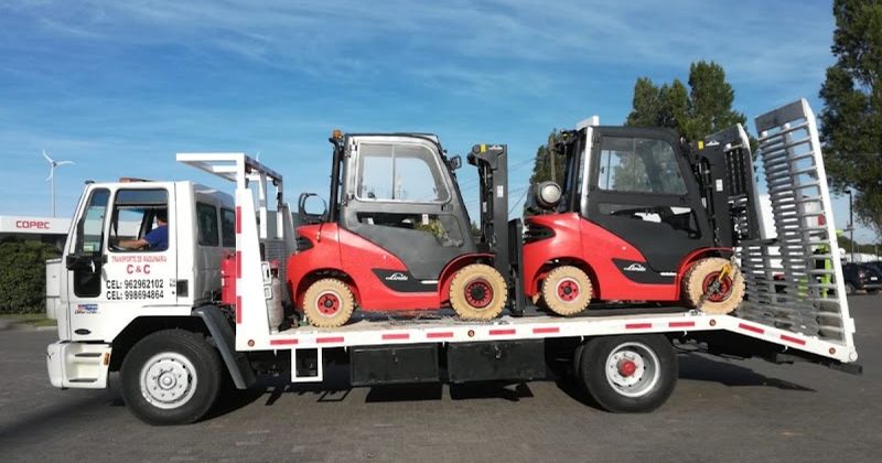 Camión rampla de C&C trasladando dos grúas horquilla todo terreno Linde